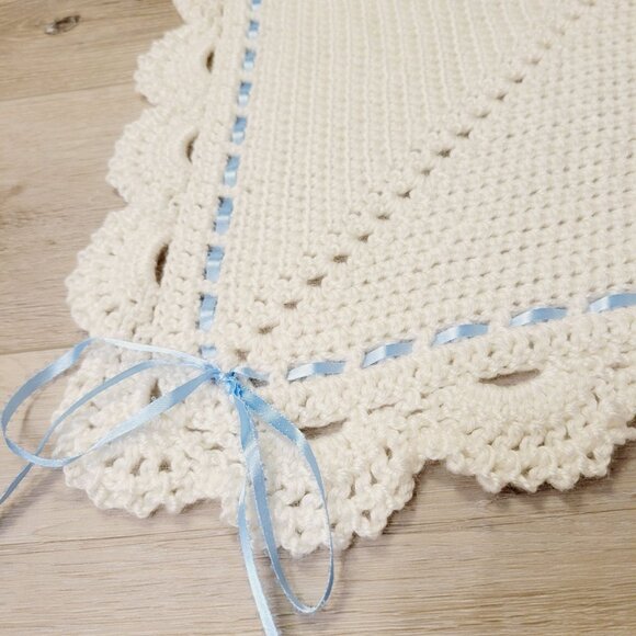 Vtg White Crocheted Baby Blanket & Hat Set Scalloped Edge & Blue Ribbon Trim - Picture 2 of 10